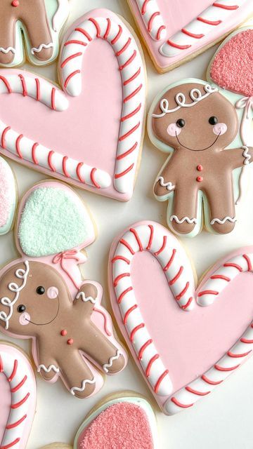 Gingerbread Cookies Design Ideas, Decorated Gingerbread Cookies Ideas, Cookie Christmas Decorations, Gingerbread Cookies Decorated Ideas, Gingerbread Cookies Packaging, Ginergerbread Cookie Decorating, Christmas Cookie Sets Decorated, Gingerbread Cookie Designs, Pink Christmas Cookies Decorated