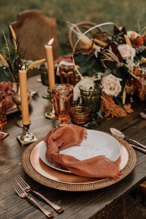 stylish fall wedding table setting in earthy warm copper terra cotta and mossy green mcolors Dark Wood Wedding Tables, Fall Wedding Tablescapes Long, Bodas Boho Chic, Autumn Dinner, Fall Wedding Tables, Autumnal Wedding, Tafel Decor, Earthy Wedding, Southwest Wedding