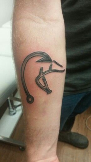 Hubbys new tattoo. Love it! Deer antler and a fish hook to form a duck. Three things he loves Antler Heart Tattoo, Deer Antler Tattoo, Fish Hook Tattoo, Grandpa Tattoo, Hook Tattoo, Antler Tattoo, Fishing Hook Tattoo, Hook Tattoos, Memory Tattoos