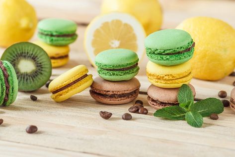 This JPG food drink stock photo is suitable for projects that involve kiwi, lemon, and coffee. Mint Decor, Lemon And Mint, Yellow French, French Macarons, Green And Yellow, Mini Cheesecake, Kiwi, Macarons, Cheesecake