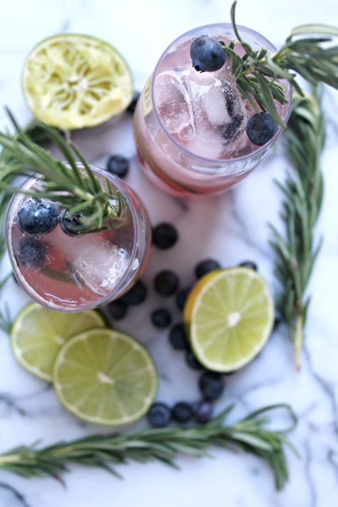 Rosemary-Blueberry Citrus Mocktails {Holiday Mocktail Recipes} Citrus Mocktail, Holiday Mocktail, Botanical Kitchen, Ayurvedic Diet, Drink Syrups, Alcohol Free Drinks, Mocktail Recipes, Blueberry Lemonade, Dinner Party Summer