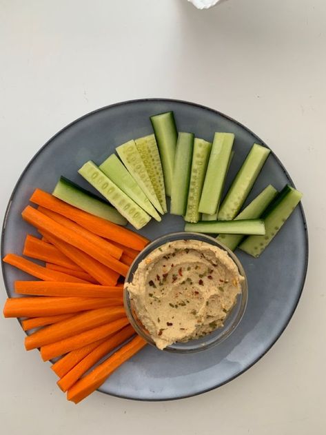 IBS-friendly, gut-healthy, and low-FODMAP snacks and fruits Hummus And Carrot Sticks, Rice Cakes With Peanut Butter, Cakes With Peanut Butter, Yogurt With Blueberries, Carrots And Cucumbers, Better Gut Health, Amazon Kitchen Finds, Plats Healthy, Healthy Lunch Snacks