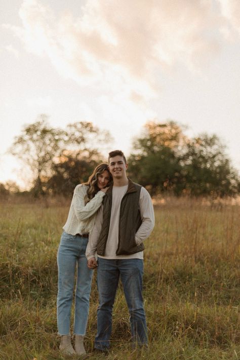 Engagment Fall Photo Outfit, Neutrals Couple Photoshoot, September Couple Photoshoot Outfits, Fall Couples Photoshoot Outfits Neutral, Save The Date Photo Outfit Ideas, Cute Engagement Poses, Neutral Couples Photoshoot Outfits, Casual Couple Outfits Photography, Simple Engagement Photo Outfits