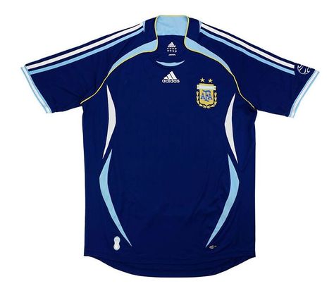 Check out the Argentina 2006 Away kit by adidas, worn in the 2006 International season. Football Jersey Outfit, Vintage Football Shirts, Retro Football Shirts, Classic Football Shirts, Football Fashion, Retro Sport, Jersey Outfit, Vintage Hoodies, Black Men Fashion