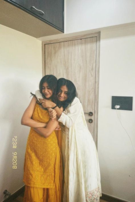 2 Friends Photoshoot Indian, Pose With Sister In Traditional, Bff Poses Aesthetic, Sister Poses In Traditional, Desi Aesthetic With Friends, Poses With Sisters Photo Ideas, Desi Poses With Friends, Sisters Photography Poses Indian, Indian Best Friends Pics