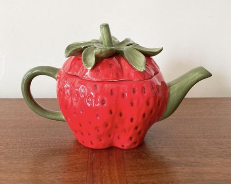 Cute Teapots, Tea Pot Ideas, Clay Teapots Ideas, Ceramic Art Strawberry, Fun Ceramic Teapots, Pottery Strawberry, Strawberry Teapot, Strawberry Tea Pot, Cottage Core Teapot