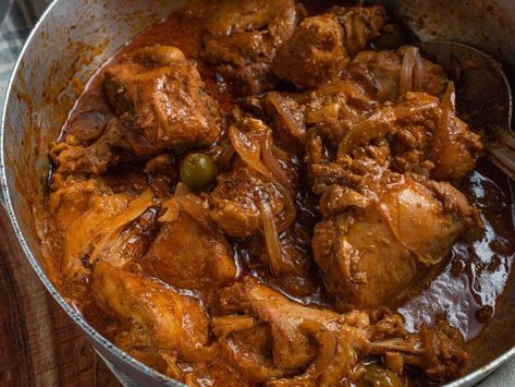 Change up your weekday meal rotation with this Flavor packed Easy Dominican Braised Chicken! Your taste buds will thank you;-)I grew up eating this easy Dominican braised chicken, aka Pollo guisado a couple times a week. It Dominican Chicken, Dominicano Recipes, Vinegar Chicken, Meal Rotation, Pollo Guisado, Dominican Food, Spanish Dishes, Weekday Meals, Braised Chicken