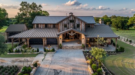 How Long Does It Take To Build a Barndominium? – BarndoModern High End Barndominium, Waterfront Barndominium, Exterior Of Barndominium, Barndominium With Character, Interior Barndominium, Barndominium Michigan, Luxury Barndominium, Barndominium With Catwalk, Barndominium Cost