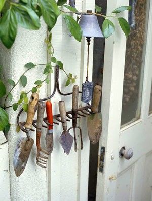 A simple rake garden tool organizer Rake Head, Garden Tool Organization, Recycled Garden, Unique Gardens, Garden Crafts, Garden Shed, Dream Garden, Garden And Yard, Amazing Gardens