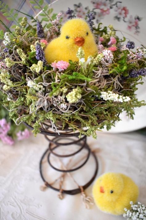 Bed Spring Crafts, Bed Spring, Easter Decor Ideas, Easter Nests, Easter Arrangement, Easter Craft Decorations, Spring Easter Crafts, Birdcages, Easter Floral