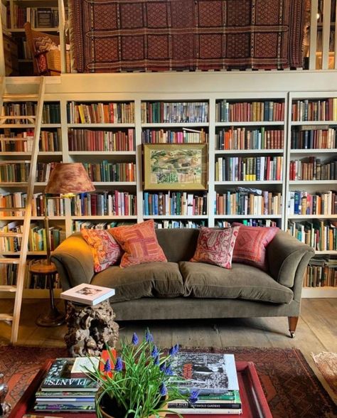 Emma Burns, Country House Living Room, Eclectic Decorating, English Country House Style, Future Space, Dream Library, Bookshelf Styling, Home Libraries, English Country House