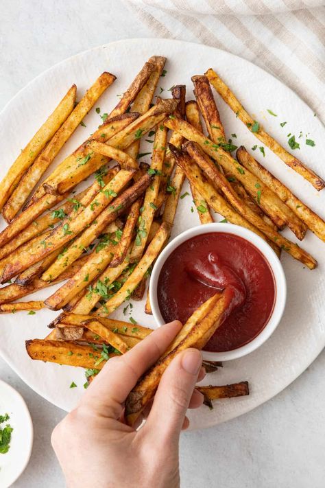 Air Fryer French Fries are quick to prep, easy to make, and fry up crispy-perfect for dipping in your favorite sauce! | Air Fryer French Fries | Best Air Fryer French Fries | Crispy Air Fryer French Fries | Homemade Air Fryer French Fries | Easy French Fry Recipe | French Fry Recipes, French Fries Homemade, Rosemary Fries, Fries Homemade, Spring Dinners, Air Fryer French Fries, French Fries Recipe, Cheeseburger Recipe, Crispy French Fries