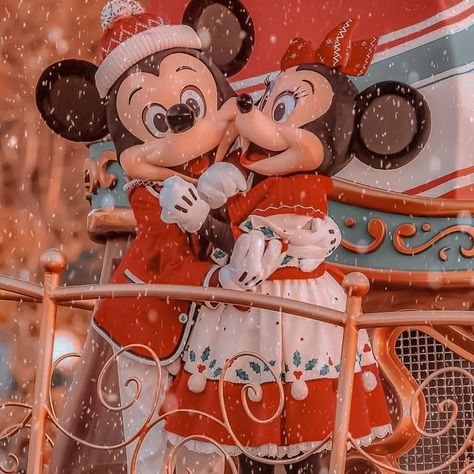 Disney Christmas Widgets, Disney Parks Christmas, Disney In Christmas, Disney Christmas Aesthetic, Christmas In Disneyland, Christmas Disney World, Merry Bookmas, Grass Aesthetic, Disney World Pictures Ideas