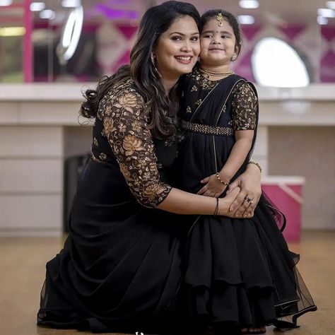 Mother And Daughter Combo Dress, Mom And Daughter Dresses Indian, Indian Birthday Party, Mother And Daughter Outfits, Designer Frocks, Chudidhar Designs, Twinning Outfits, Mommy Daughter Dresses, Mom And Son Outfits