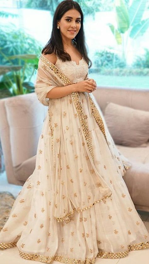 Cream Reception Lehenga, Simple Lehenga For Bridesmaid, Beige Lehenga Simple, Short Chickenkari Kurti, Minimalistic Lehenga, White Golden Lehenga, White Lehenga Simple, Cream Colour Lehenga, White Lehenga Look