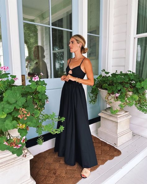 Julia Berolzheimer Daily Look featuring Julia wearing Goop dress, and Chanel sandals. Petite Outfits Casual Street Styles, Petite Outfits Casual, Petite Fashion Over 50, Petite Fashion Outfits, Petite Style Outfits, Julia Berolzheimer, Engagement Outfits, Spring Outfits Women, Casual Chic Outfit