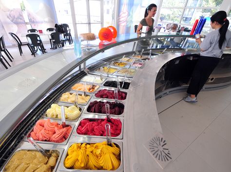 Look at this gelato bar at the Carpigiani gelato machine HQ! Italian University, Gelato Machine, How To Make Gelato, Cake Shop Design, Cafe Ice Cream, Gelato Bar, Cookie Factory, Ice Cream Business, Gelato Recipe