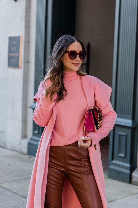 3 Looks to Get Inspired for Fall Pink Turtleneck Outfit, Outfit Marrone, Turtleneck Outfit, Brown Outfit, Pink Coat, Brown Pants, Pink Outfits, Clothes Horse, Fall Winter Outfits