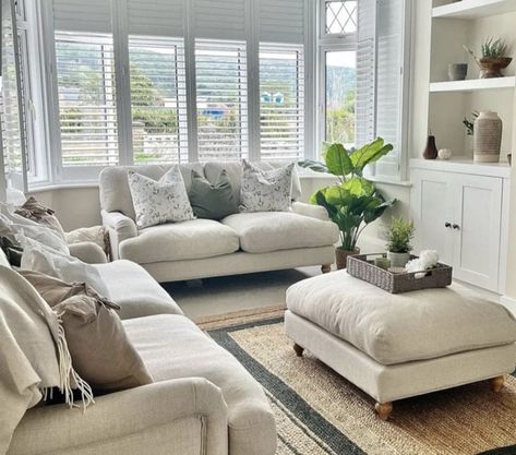 Coastal Casual Living Room, Beige Sofa Living Room, Cream Sofa Living Room, Green Sofa Living Room, Lounge Room Styling, Sofa Arrangement, Terrace Living Room, Cream Living Rooms, Shabby Chic Sofa