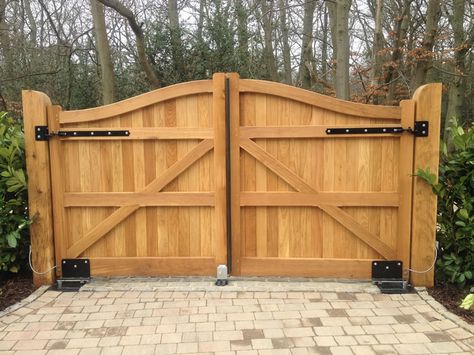 17 Irresistible Wooden Gate Designs To Adorn Your Exterior Wooden Gate Designs, Wooden Fence Gate, Wood Fence Gates, Diy Driveway, Wooden Garden Gate, Wooden Gates Driveway, Timber Gates, Wooden Gate, Fence Gate Design