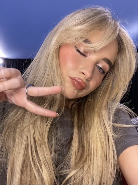 Sabrina Carpenter Style, Taylor Swift Concert, Short Blonde, Amy Winehouse, Fav Celebs, Sabrina Carpenter, Eras Tour, Blonde Girl, Makeup Routine