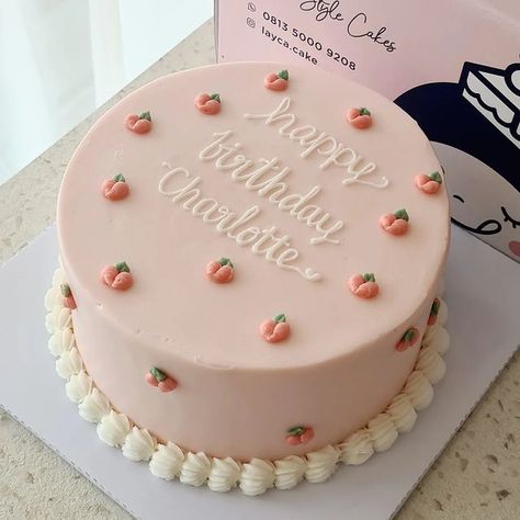 #sweets #desserts #sobremesa #doces #cake #bolo Cute Small Cake Designs, Peach Decorated Cake, Model Kue Ultah Simple, Model Kue Ultah Aesthetic, Pastel Pink Birthday Cake, Peach Cake Design, Small Cakes Ideas, Birthday Cake Ideas Small, Pastel Pink Cake