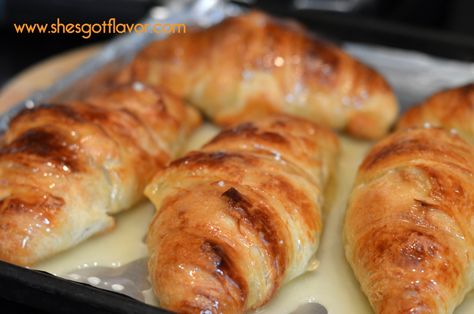 Croissants w/ Honey Butter Like HOPS & CHEDDARS RESTAURANTS | She's Got Flavor Tanya Henry, Cheddar Recipes, Butter Croissant, Croissant Recipe, Honey Butter, Dinner Rolls, Restaurant Recipes, Copycat Recipes, Breakfast Brunch