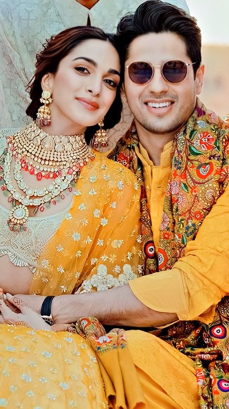 Janmashtami Photos, Indian Bride Outfits, Bollywood Couples, Wedding Couple Poses, Bride Photography, Indian Bridal Outfits, Kiara Advani, Bride Clothes, Couple Photography Poses