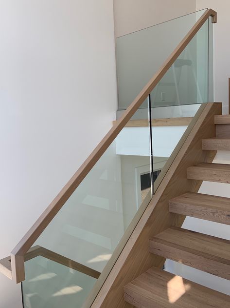 Glass Staircase Railing, Glass Railing Stairs, Glass Handrail, Modern Stair Railing, Staircase Handrail, Glass Stairs, Stair Railing Design, Staircase Wall, Glass Staircase