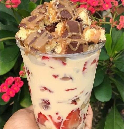 Y si vamos por unas fresas con crema" 😍😋🍓🍰 Mexican Snacks, Fast Food Items, Catering Ideas Food, Junk Food Snacks, Yummy Comfort Food, Sweet Snacks Recipes, June 30, Food Obsession, Yummy Food Dessert