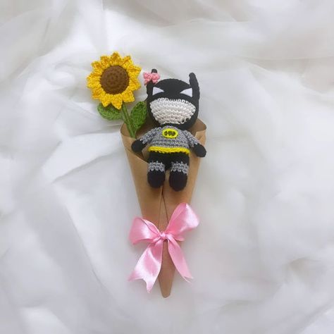 🌻Sunflower and Batman Mini Bouquet 😍 A unique crochet creation combining a bright sunflower with a cute Batman doll, perfect for adding a touch of superhero charm to any gift! 🎁 #CrochetBouque #HandmadeGifts #CrochetArt #SunflowerLovers #MiniBouquet #BatmanLovers #GeekGift #CrochetAddict #SuperheroGifts #HandcraftedWithLove #UniqueGifts #CrochetDoll #FlowerBouquet #GiftIdeas Cute Batman, Superhero Gifts, Mini Bouquet, Crochet Bouquet, Geek Gifts, Unique Crochet, Crochet Art, Crochet Doll, My Works