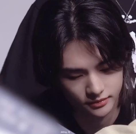 He’s so perfect it makes me angry… like his face is so mathematically perfect with pretty features i could eat my drywall Angry Hyunjin, Angry Face, Eat My, Pop Photos, Drywall, Ferret, 2 A