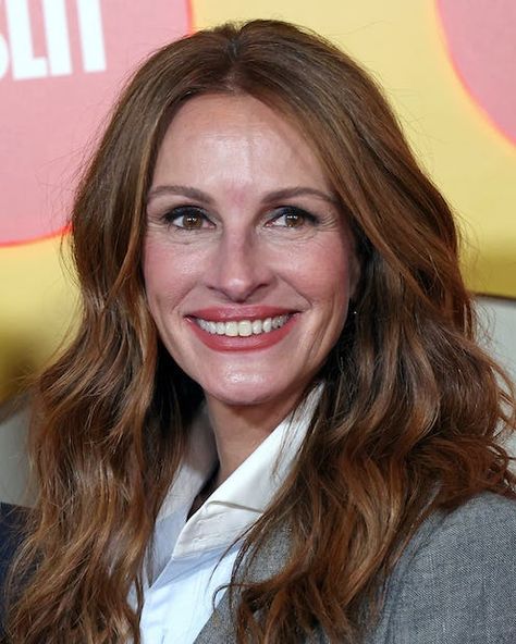 Julia Roberts' Blunt Bangs Add Some Serious Edge To Her Long Layers Julia Roberts Hair, Julia Roberts Style, Longest Marriage, Scary Mommy, Extreme Hair, Tousled Waves, Red Carpet Look, Healthy Marriage, New Haircut