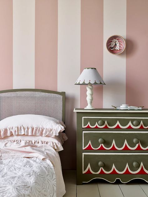 Pink Painted Walls, Murs Roses, Stripe Wall, Paint Trends, Creative Wall Painting, Striped Walls, Christmas Room Decor, Paint Stripes, Wall Paint Colors