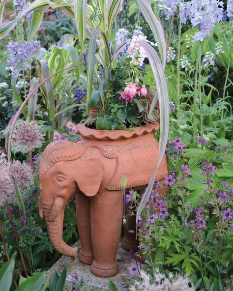 Elephant Planter Train Planter, Garden Jungle, Elephant Plant, Elephant Crafts, Elephant Planters, Pottery Painting Designs, Garden Pottery, Trailing Plants, Home Garden Design