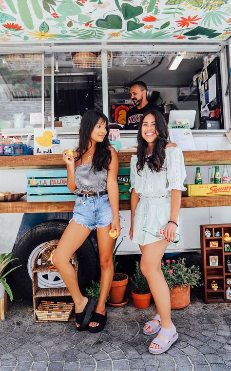 Food Truck Photoshoot Ideas, Food Truck Outfit, Food Truck Photoshoot, Miami Group Pictures, Miami Day Outfits, Miami Editorial Photoshoot, Miami Design District Photoshoot, Miami Bachelorette Party, Edgy Fashion Outfits