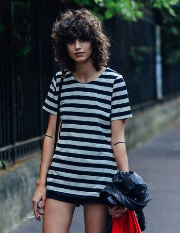 curly shag thing Beautiful Natural Curly Hair, Menswear Street Style, Tommy Ton Street Style, Curly Bangs, Long Face Hairstyles, Short Curls, Curly Hair With Bangs, Street Fashion Photography, Curly Hair Cuts