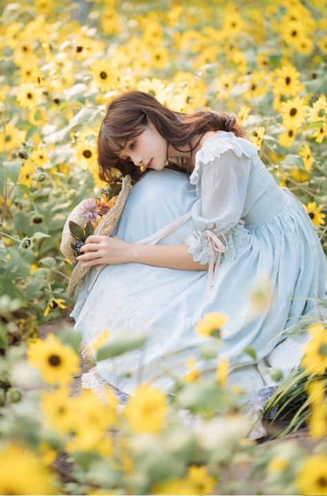 Fairytale Photoshoot, Howl And Sophie, Sunflower Photo, Photographs Ideas, Body Reference Poses, Beauty Products Photography, Photoshoot Themes, Fashion Photography Inspiration, Model Drawing