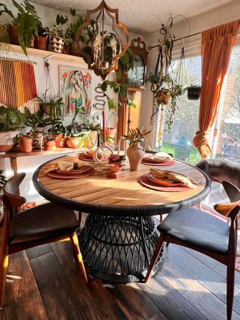 Bohemian Round Dining Table, Boho Round Kitchen Table, Small Dining Room Ideas Round Table, Boho Breakfast Nook, Round Dining Table With Bench, Bohemian Kitchen Table, Tiny House Table, Circle Kitchen Table, Boho Kitchen Table