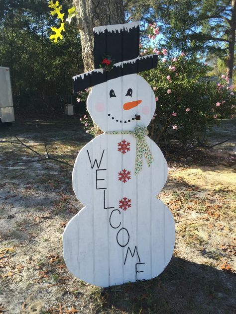 Christmas Outdoor Decorations Ideas, Christmas Outdoor Decor Yard Decorations, Wooden Christmas Yard Decorations, Christmas Outdoor Decorating, Snowman Christmas Trees, Snowman Outdoor Decorations, Outdoor Snowman, Diy Snowman Decorations, Christmas Garden Decorations