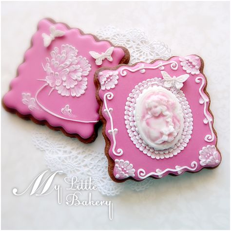 Artistic Desserts, Cameo Cookies, Embroidery Cookies, Marzipan Candy, Wedding Cake Videos, Cookies Royal Icing, Brush Embroidery, Lace Cookies, Royal Icing Flowers