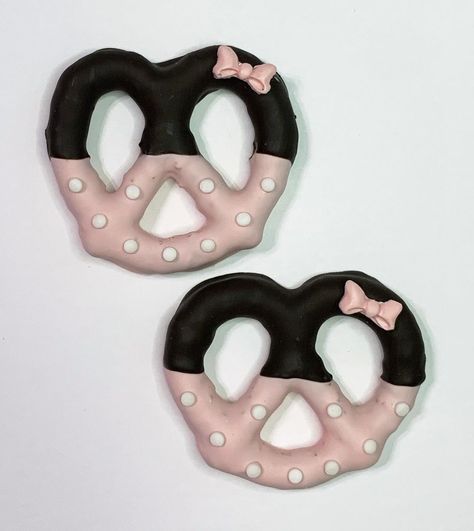 Minnie Mouse pretzels 🥨 #treatmaker #minniemouse #minniemousebirthday #chocolatecoveredpretzels #dippedtreats #firstbirthday | Instagram Minnie Mouse Pretzels, Minnie Mouse Food Ideas, Minnie Mouse Treats Table, Minnie Mouse Treats, Mouse Chocolate, Minnie Mouse Theme Party, Chocolate Dipped Treats, Pretzel Treats, Chocolate Covered Pretzel