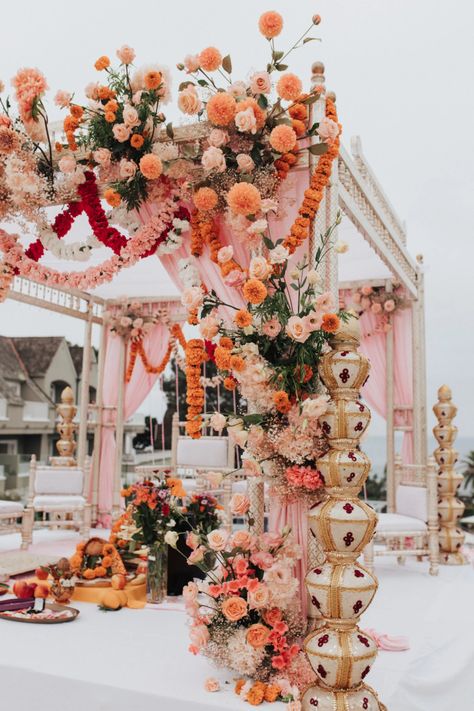 Hindu Ceremony Decor, Hindu Wedding Theme, Hindu Wedding Mandap Decoration, Hindu Wedding Aesthetic, Traditional Hindu Wedding Decor, Hindu Wedding Decor, Mandap Ideas, Indian Wedding Aesthetic, Shaadi Decor