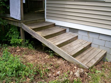 Deep steps coming off the back porch Low Rise Stairs, Small Backyard Furniture, Ramp Porch, Stairs For Mobile Home, Platform Stairs, Mobile Home Steps, Stairs Exterior, Build Stairs, Garage Steps