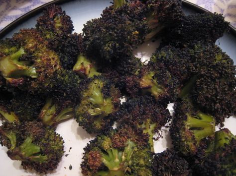 Generally I do not like broccoli unless it is raw..... This recipe was given to me by my dear friend Karen (a domestic goddess in training) and I could it eat every day! Burnt Broccoli, Veg Board, Fmd Recipes, Recipes Veg, Sides Dishes, Brown Sugar Recipes, Broccoli Recipe, Lchf Recipes, Power Foods