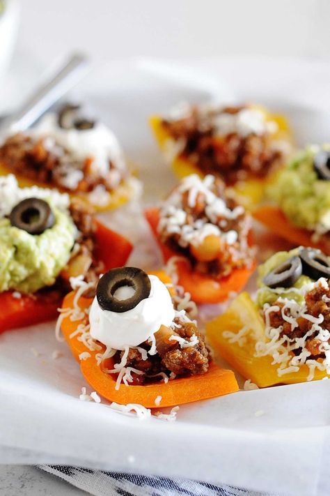 healthy bell pepper nachos Bell Pepper Nachos, Pepper Nachos, Low Carb Nachos, Classic Appetizers, Taco Pizza, Supper Ideas, Chicken Nachos, Pepper Chicken, Nachos Recipe