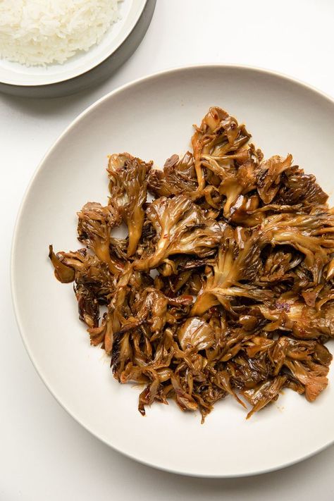 Stir-Fried Maitake Mushrooms with Garlic and Chile Oil Maitake Mushroom Recipe, Chile Oil Recipe, Hen Of The Woods Recipe, Chile Oil, Hen Of The Woods, Maitake Mushroom, Mushroom Recipe, Marinated Mushrooms, Quick Stir Fry