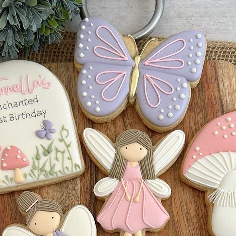 Andre Cookies on Instagram: "Fairy Garden Set  Arch cookie design by @confettiyeticookies   #cookies #cookieoftheday #fairycookies #fairybirthday #ediblefavors #cookieart #galletas #galletasdecoradas #galletashadas #mushroomcookies #galletasguatemala" Fairy First Birthday Party Cookies, Fairy Theme Cookies, Elder Fairy Cookie, Fairy Cookies Decorated, Fairy Sugar Cookies, Fairy Garden Decorated Cookies, Fairy Birthday Cookies Decorated, Fairy Cookies, Mushroom Cookies