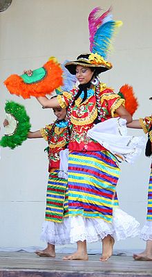 Nicaraguan women wearing the Mestizaje costume, which is a traditional costume worn to dance the Mestizaje dance. The costume demonstrates the Spanish influence on Nicaraguan clothing Nicaragua Travel, Costumes Around The World, National Dress, Hispanic Heritage, Traditional Costume, Folk Costume, World Cultures, Latin America, Central America