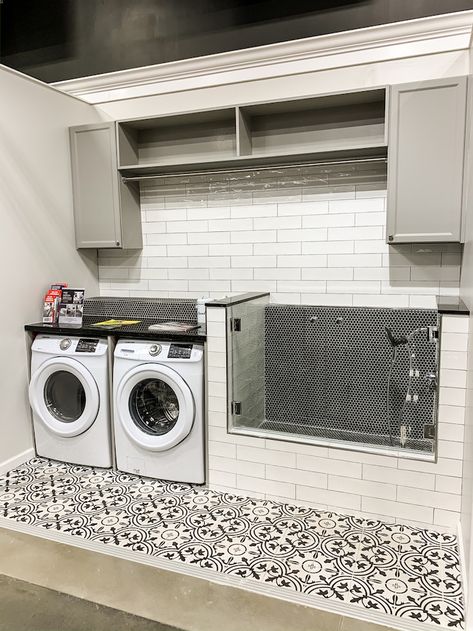 Luxury Laundry Room Ideas, Pet Bathroom, Organization Laundry Room, Organization Laundry, Washing Station, Laundry Room/mud Room, Laundry Room Wallpaper, Dog Spa, Dog Washing Station